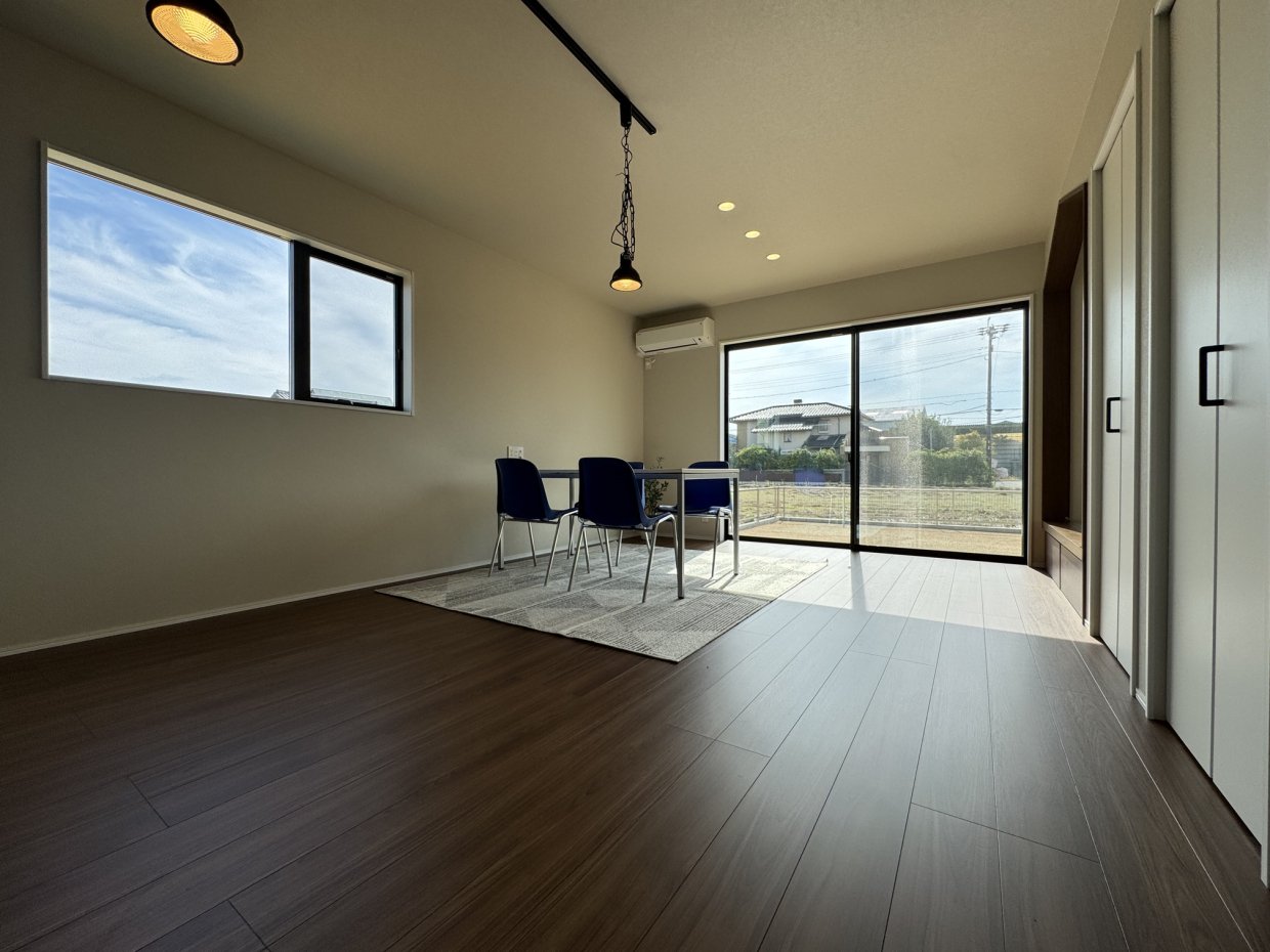 南側の掃き出し窓はワイドタイプで太陽光をしっかりと取り込む