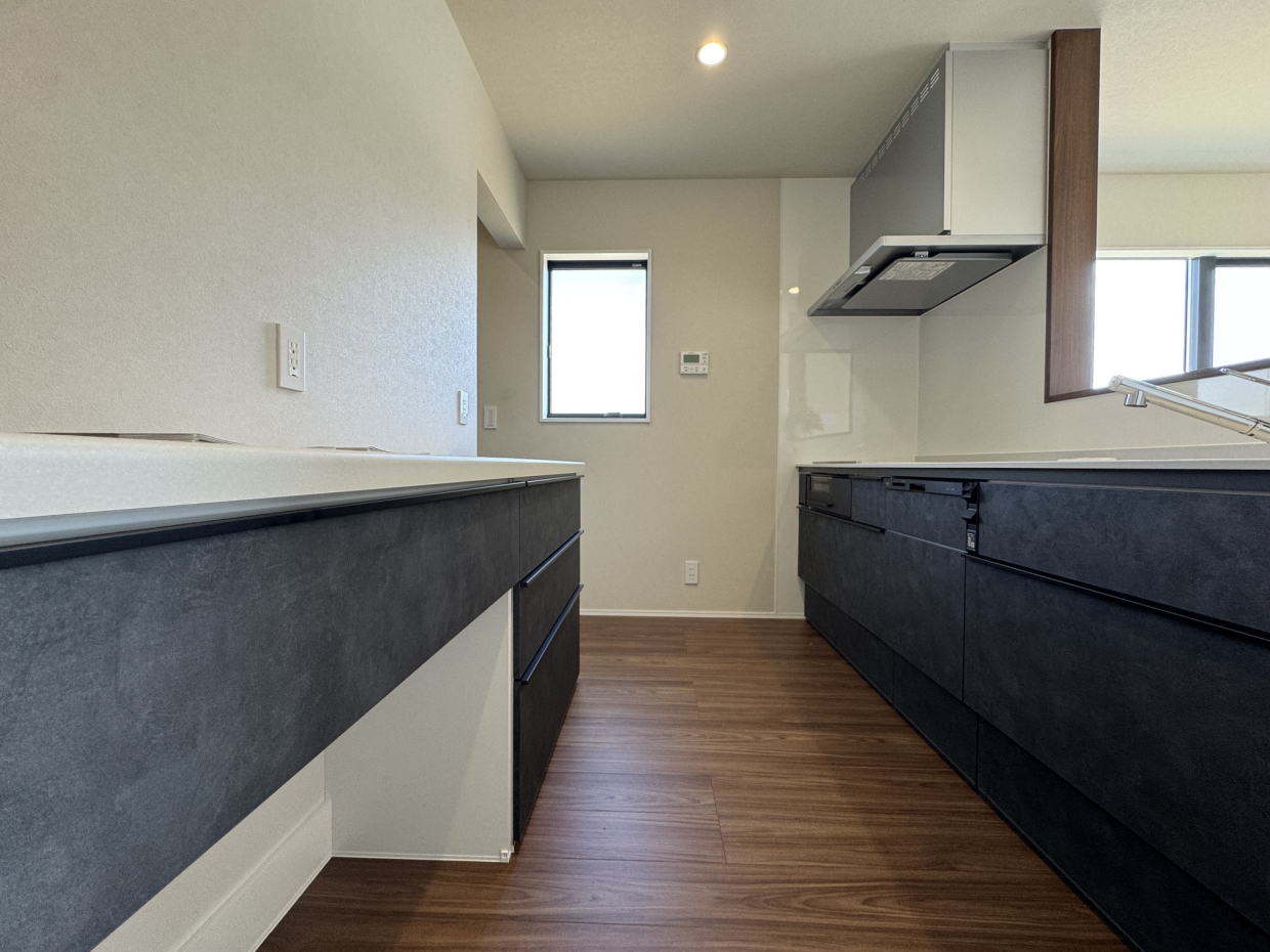 キッチンもチャコールグレイで引き締まって高級感がある