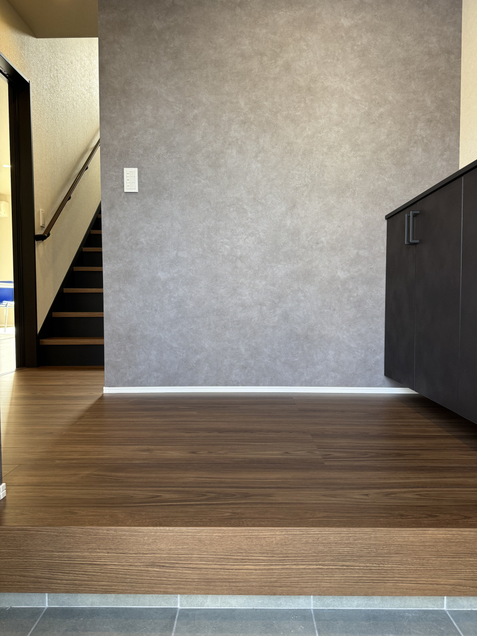 玄関先も外観に合わせて高級感漂う