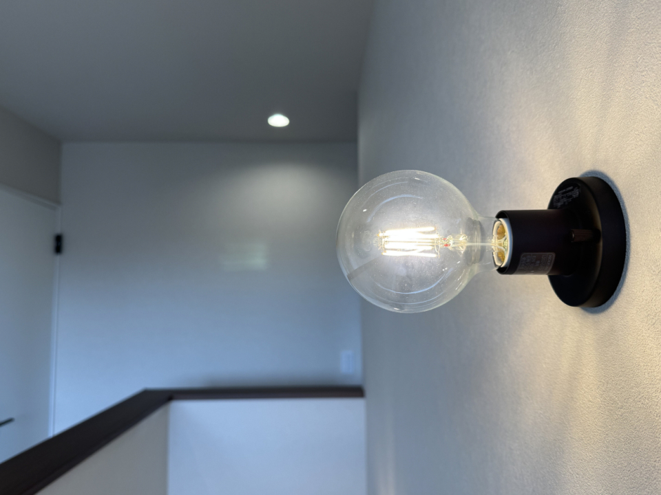 階段の照明はおしゃれなフィラメントタイプのLED照明