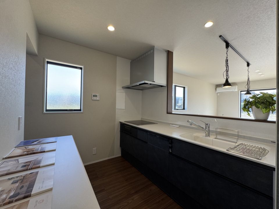 食洗器付きのキッチンでカップボードもあり、収納力抜群