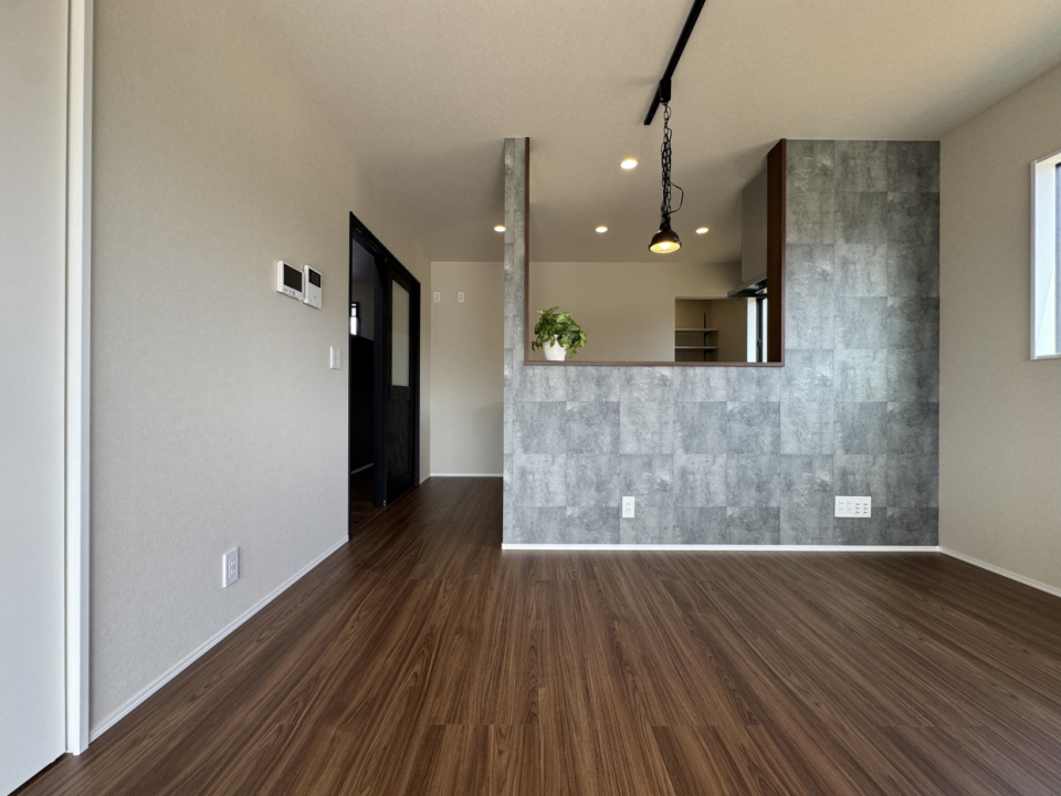 リビングは対面キッチンで、天井はダウンライトとらーてぃんぐレールの組み合わせ