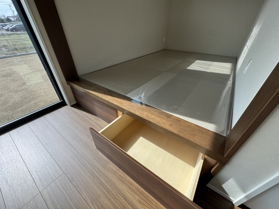 畳スペースの下は収納になっている