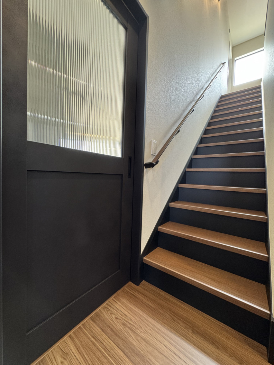 リビングの扉はブラック、そして階段のダークブラウンがgood