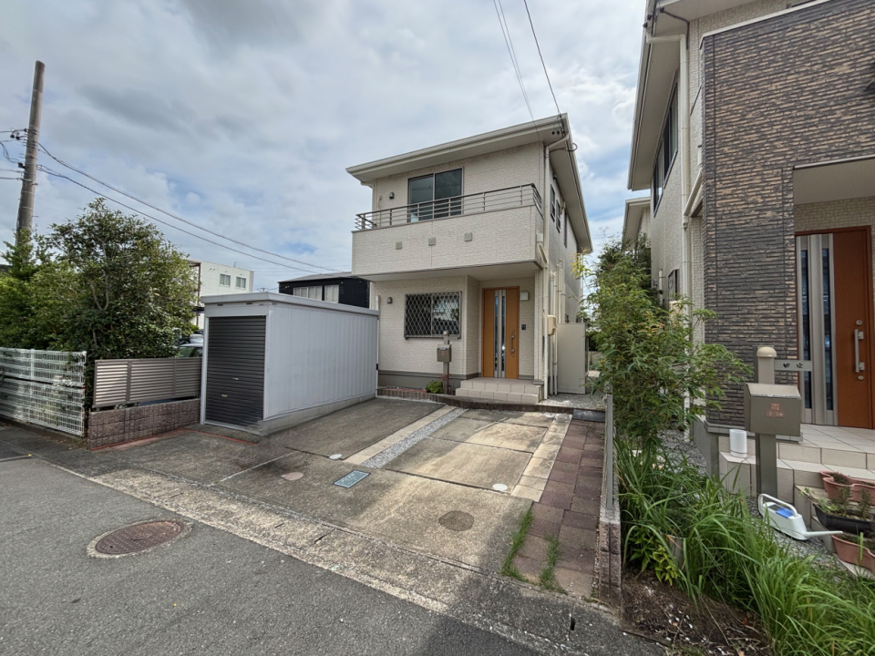 かわいらしいクリーム色のおうち