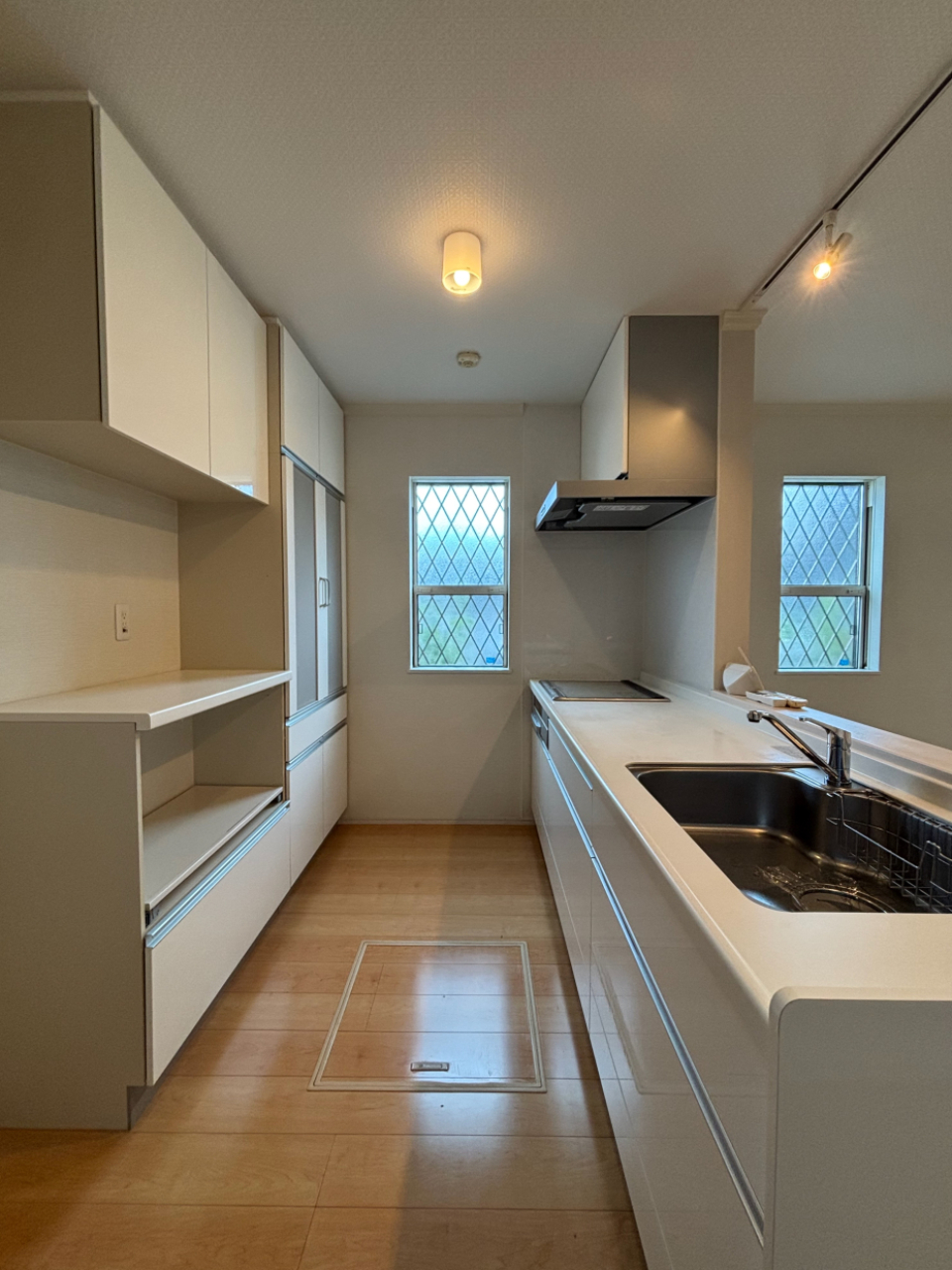 キッチンには備え付きのカップボードが。入居時からすぐ収納ができる