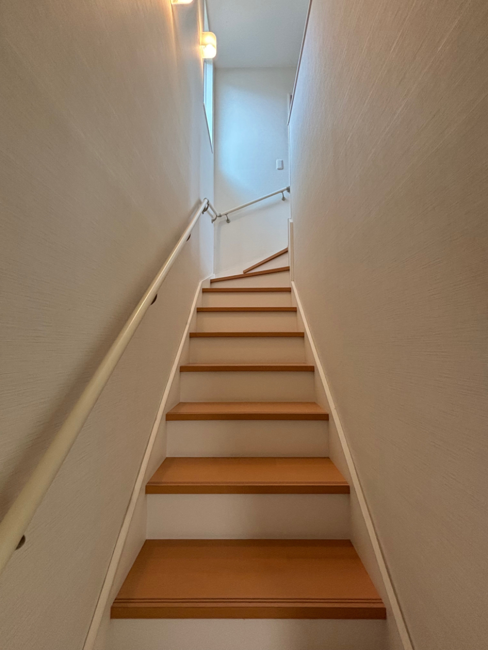 階段には手すり付き