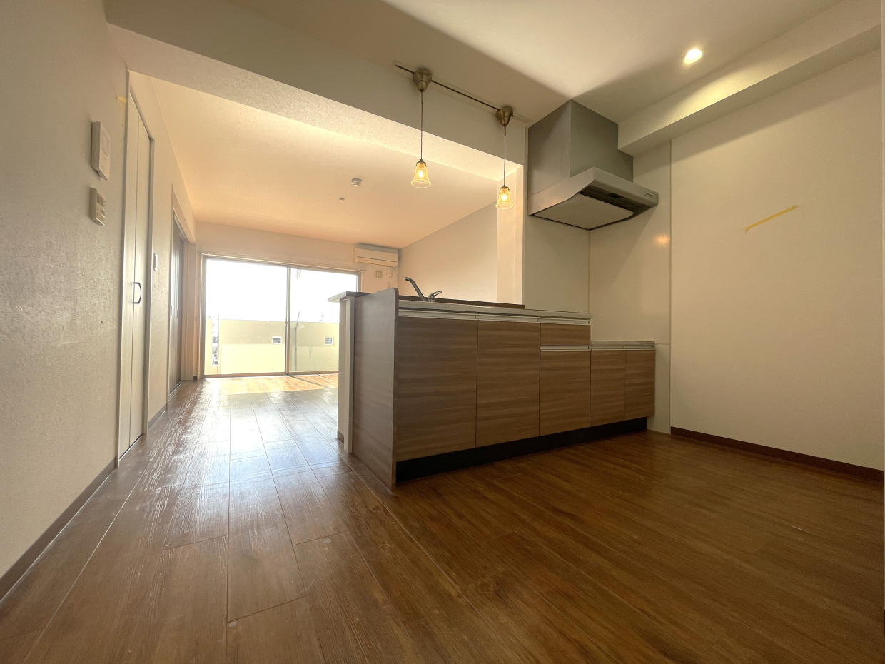 キッチンはスペースに余裕を持った設計で調理家電もラクラク置けそう