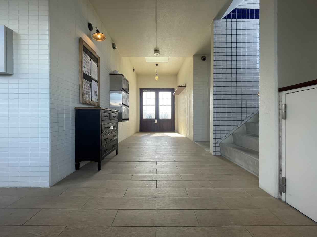 エントランスホールは広々としていて、駐車場に出る直前まで雨に濡れないのも嬉しい