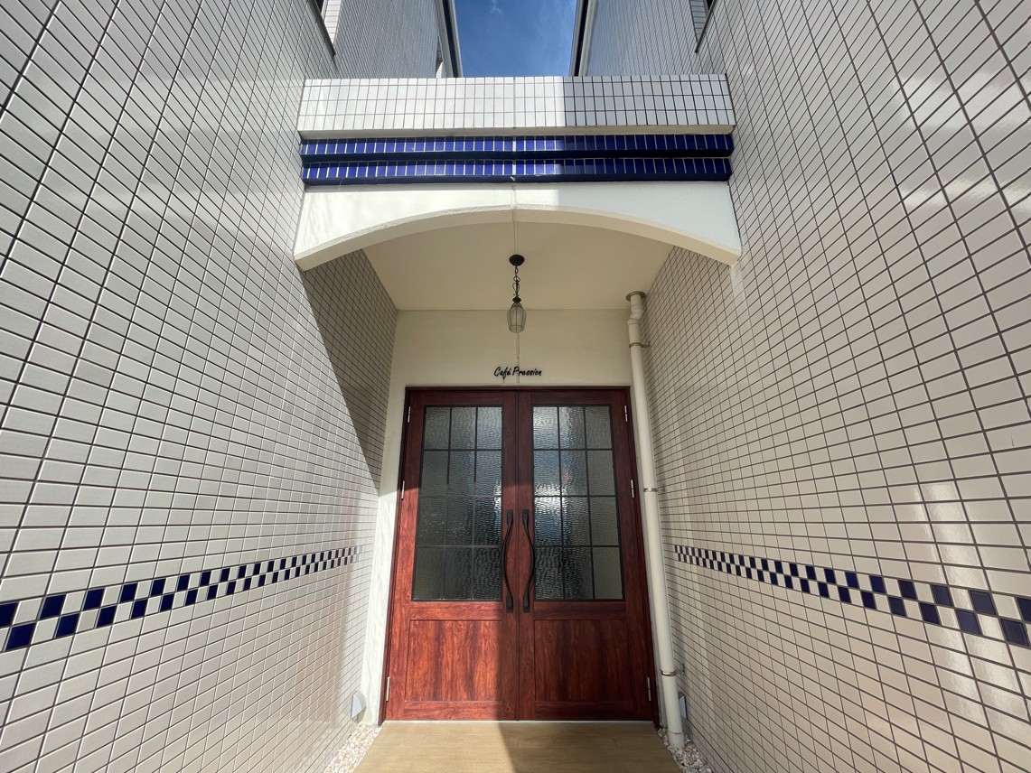 タイル調の外壁とウッディなドアがまるで外国のよう