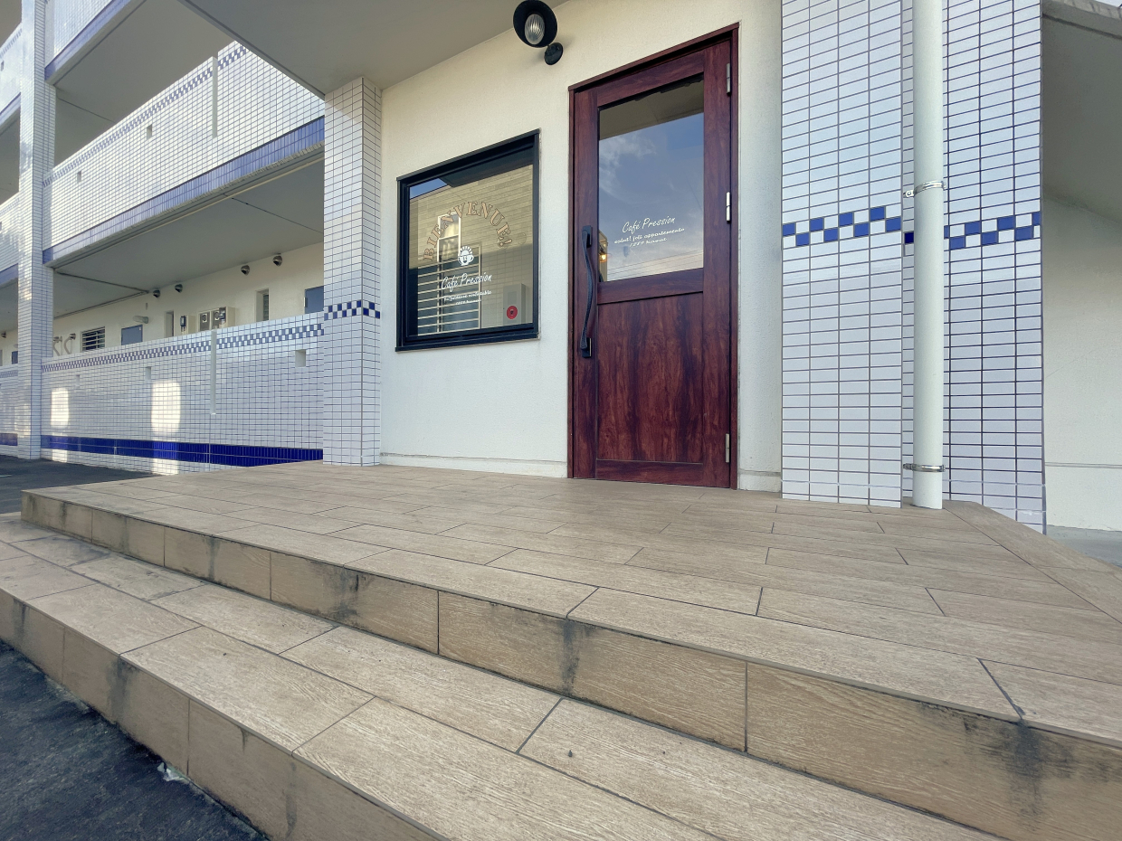 エントランスを外から見ると本当にカフェのようでワクワクしてしまう