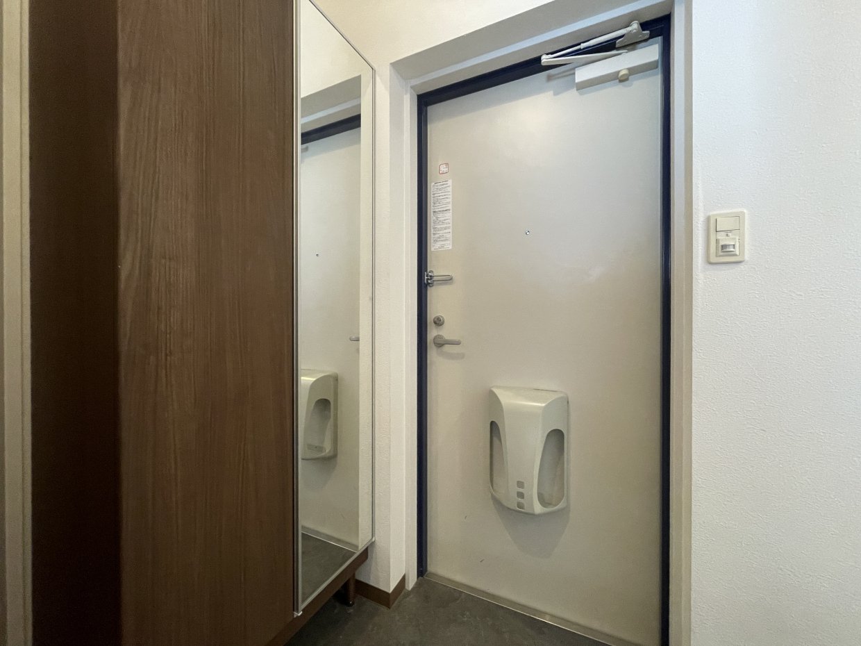 玄関には姿見付きのシューズボックスに加え...