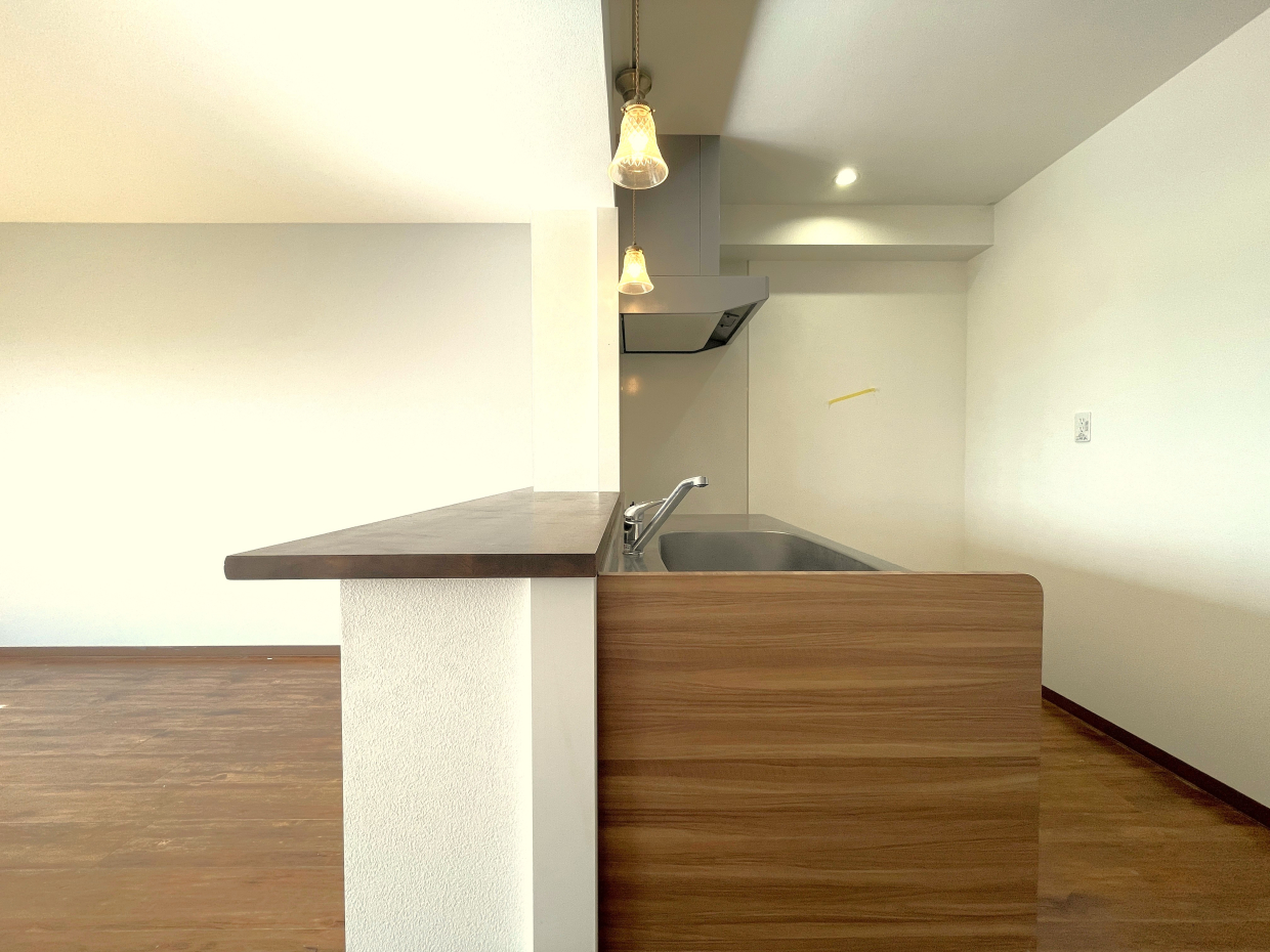 キッチンカウンターにコーヒーミルとお気に入りのマグカップを置けば雰囲気ばっちり