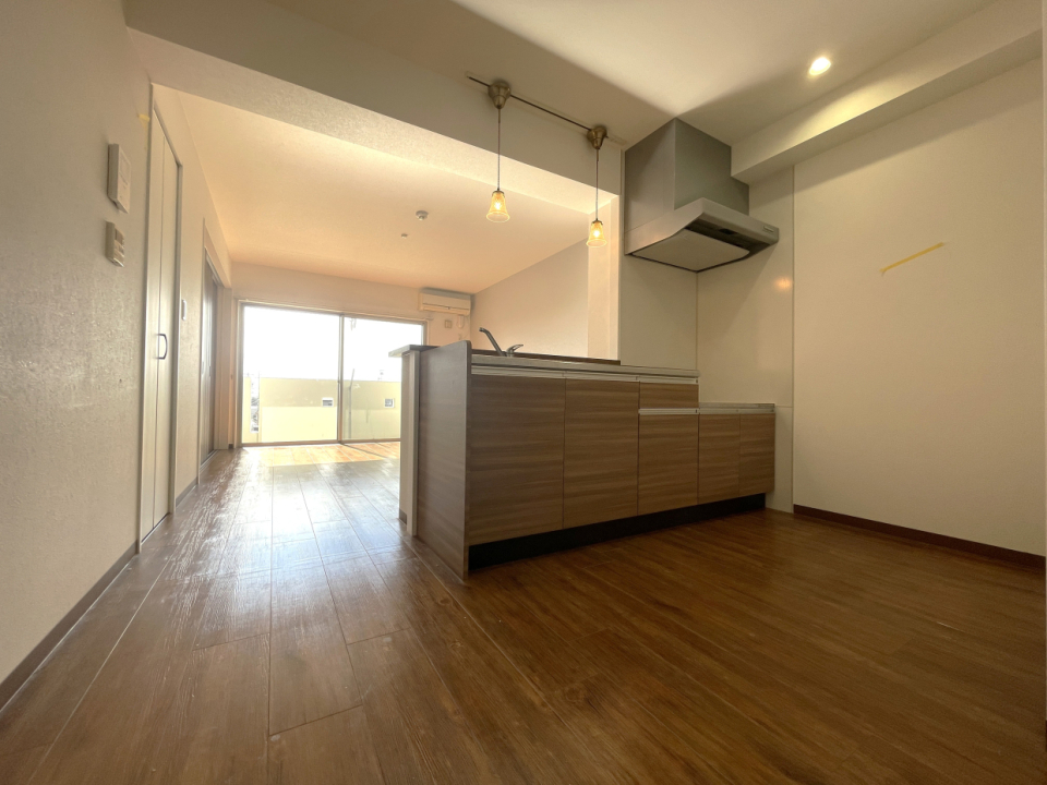 キッチンはスペースに余裕を持った設計で調理家電もラクラク置けそう