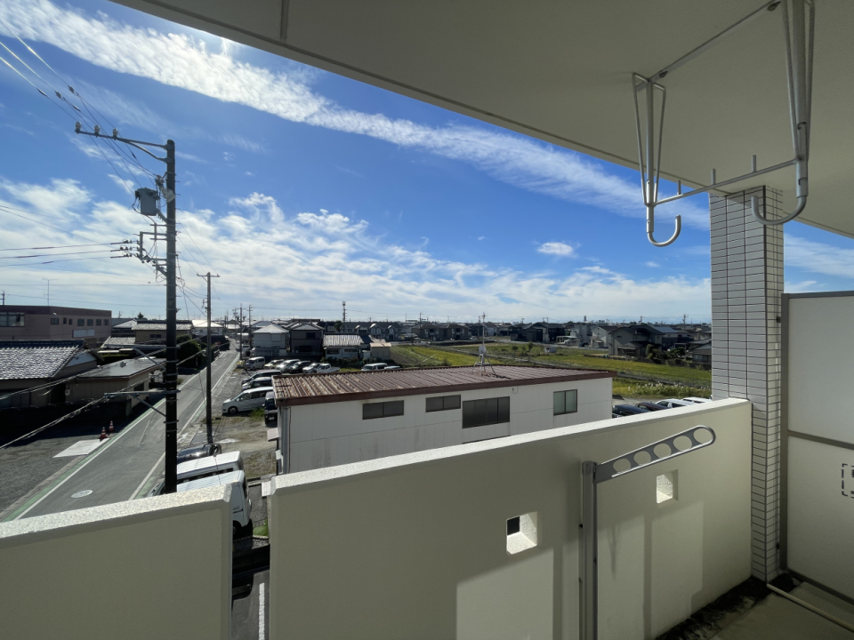 3階のバルコニーからは周辺に視界を遮るものなく爽快な眺めが楽しめます