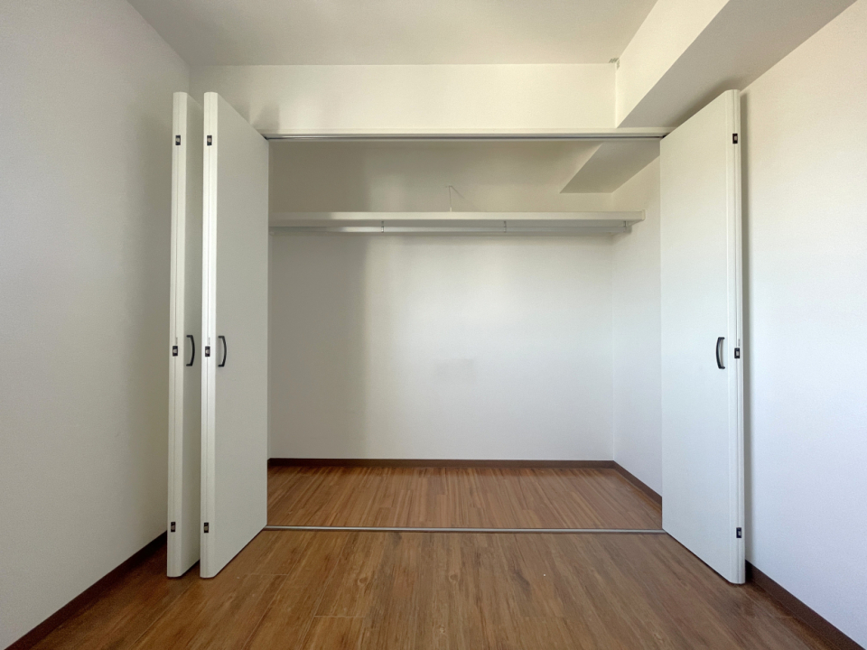 こちらのお部屋のクローゼットは折れ戸3枚分のワイドサイズ
