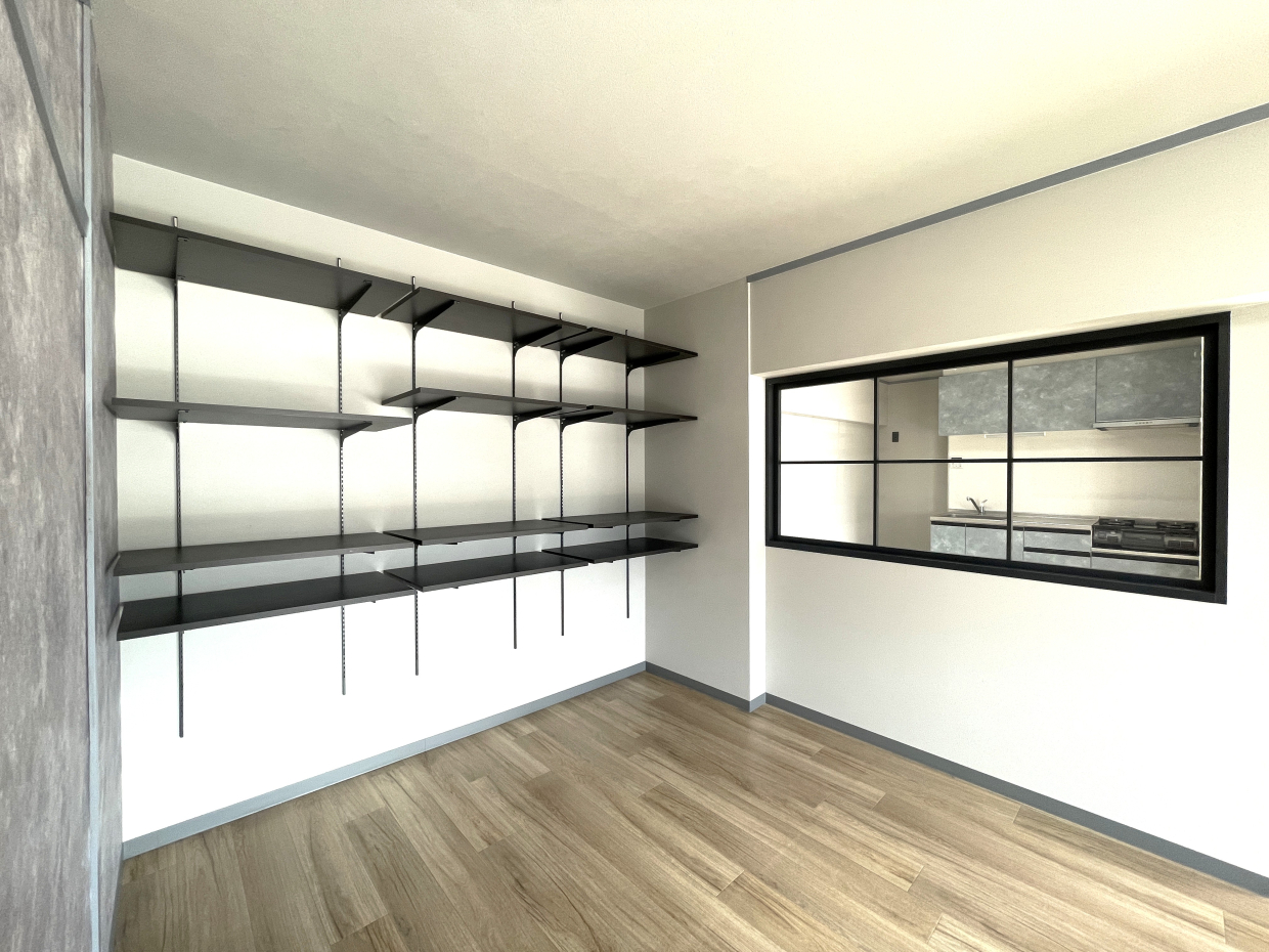 室内窓と可動棚の黒が空間を引き締めます