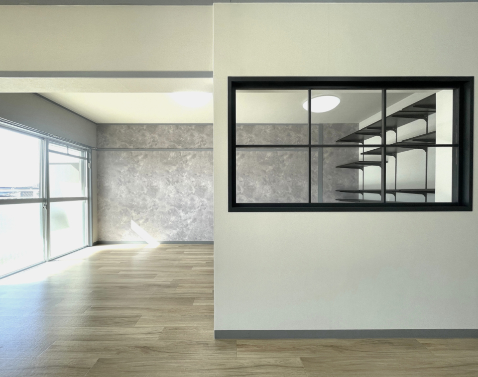 この壁がゆるっと広いLDKをゾーニングしてくれています