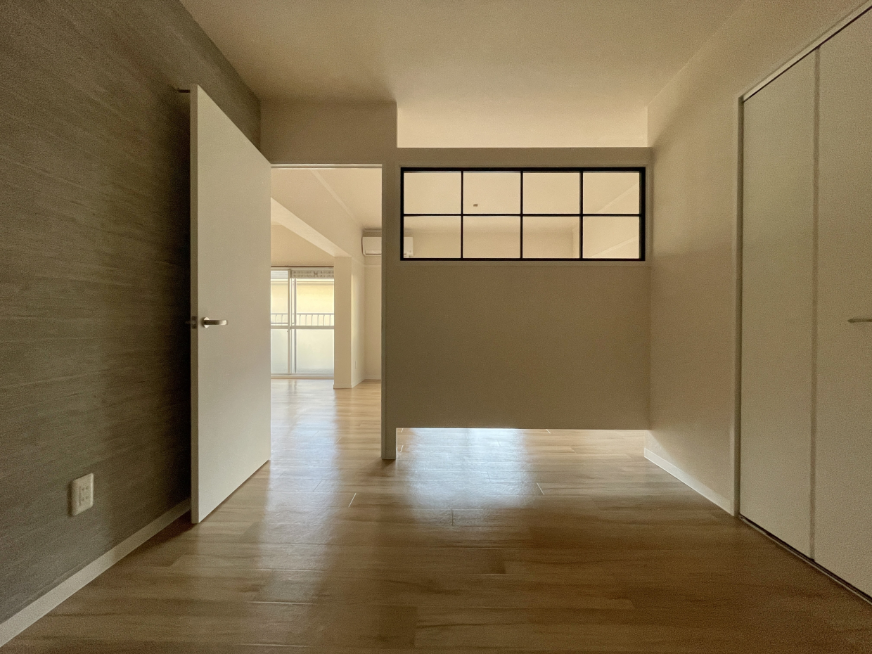 黒の窓フレームにグレーのクロスがモダンな雰囲気です