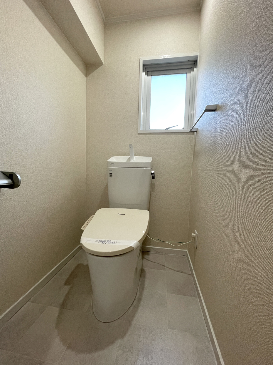 トイレ。換気窓付き