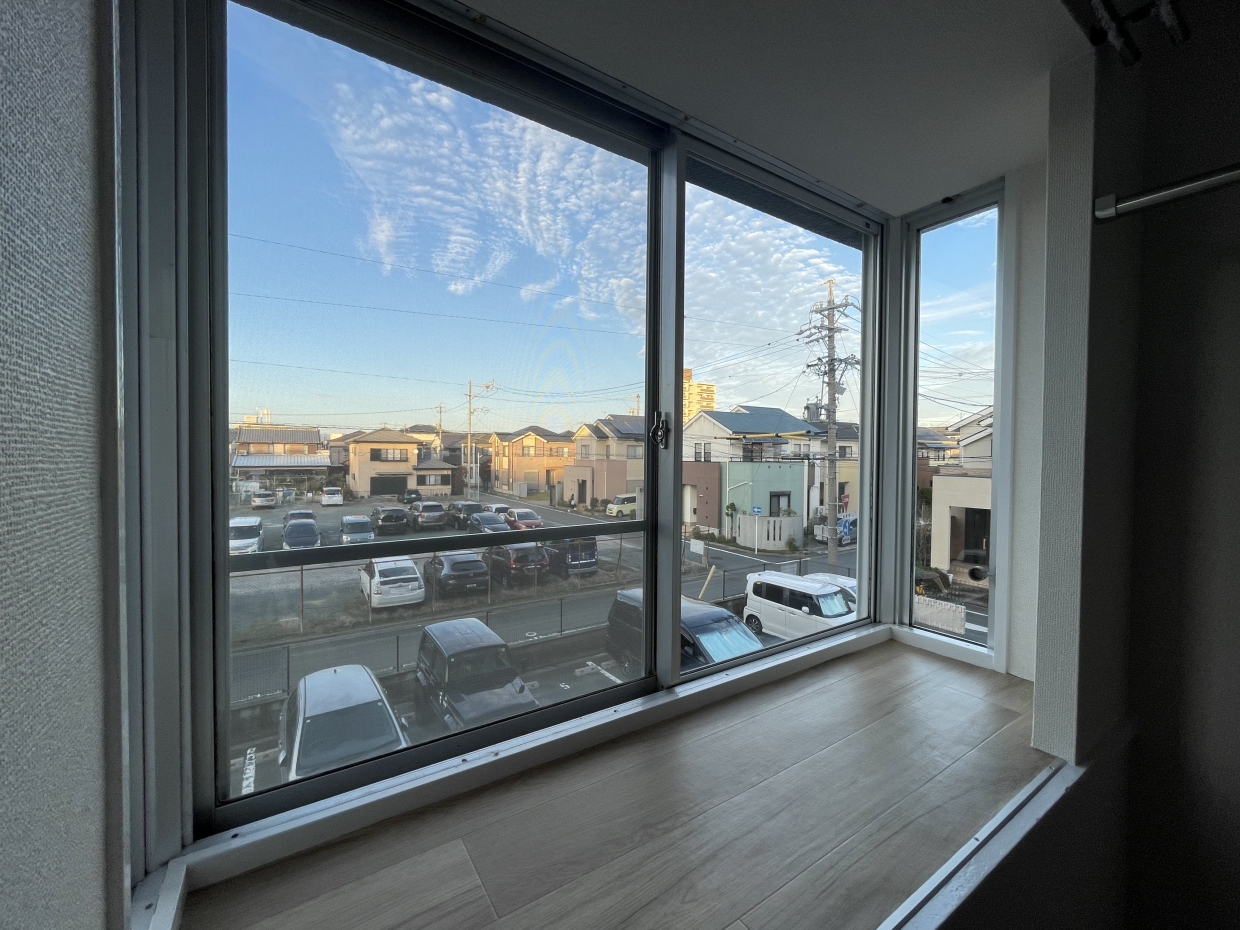 幅広の出窓。何飾ろう