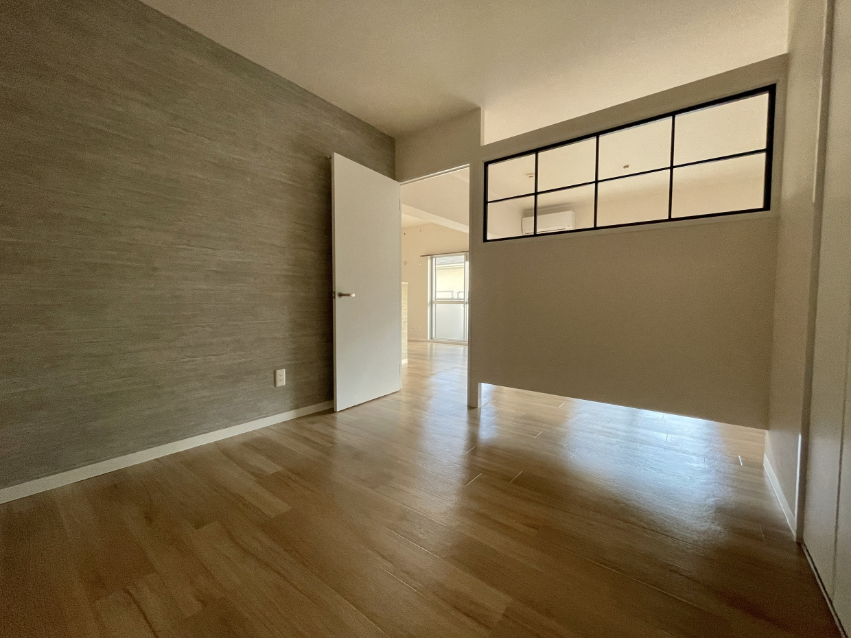 LDKのお隣にある洋室。室内窓と壁の下部からLDKの光が差し込みます。ロボット掃除機も通れそう