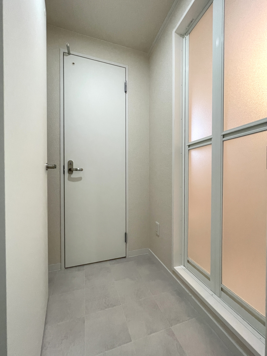 脱衣所。右手に浴室、正面がトイレです