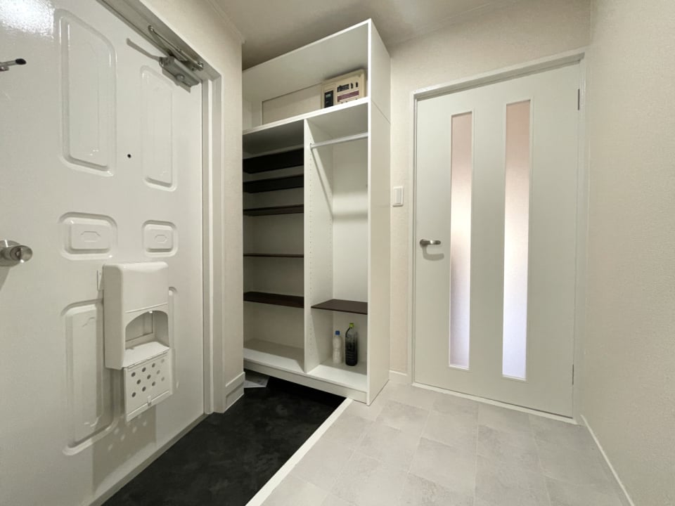 玄関。白くてかわいい。靴箱はオープンタイプ