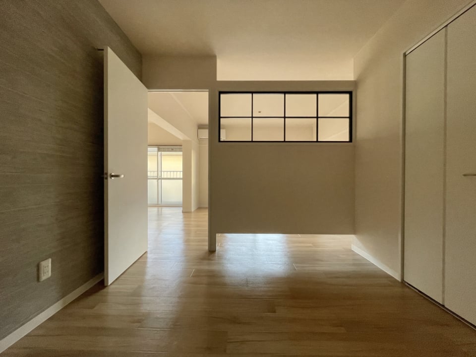 黒の窓フレームにグレーのクロスがモダンな雰囲気です