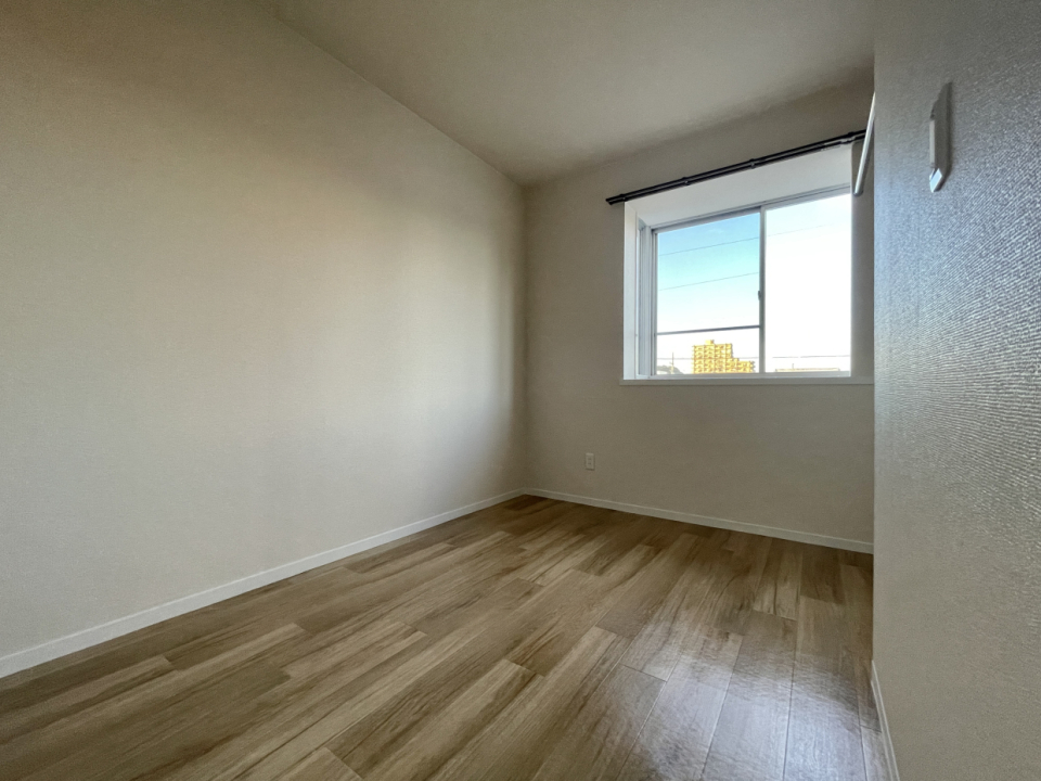 5.6帖の洋室。入り口が1段下がっているのでご注意ください