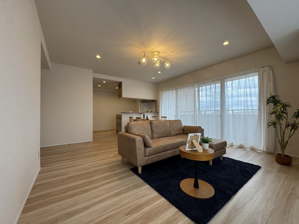 掃き出し窓と腰窓から太陽光をしっかりと取り込む