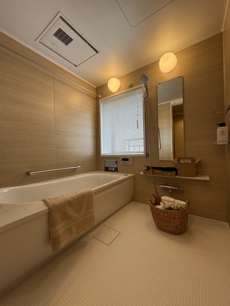 お風呂にも大き目の窓があり、換気ができる