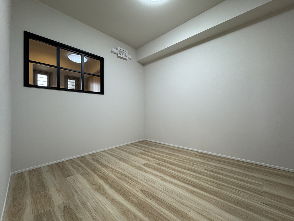 こちらの洋室には窓があり抜け感がある。