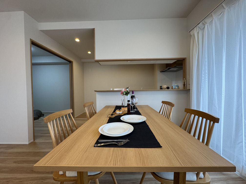 ダイニングテーブルで家族団らんを