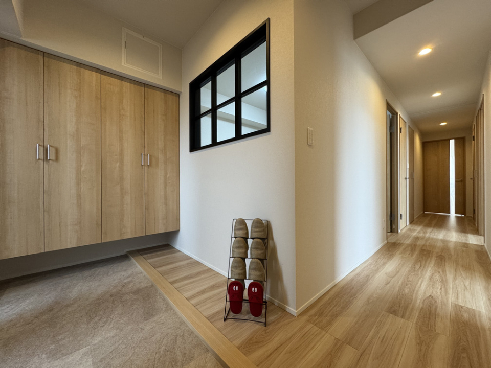 玄関。部屋の窓で抜け感が出て、開放的な雰囲気