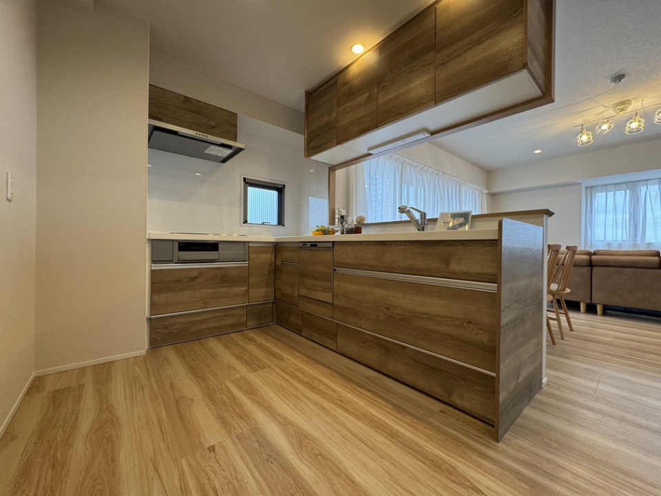 L字に配置された対面キッチン