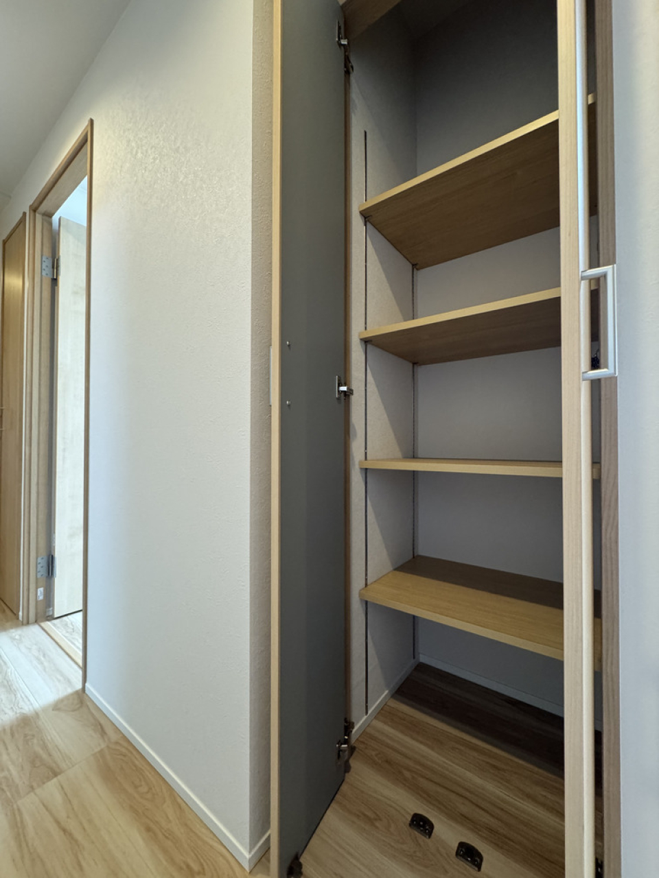 廊下にはこのような収納スペースが３か所ある。
