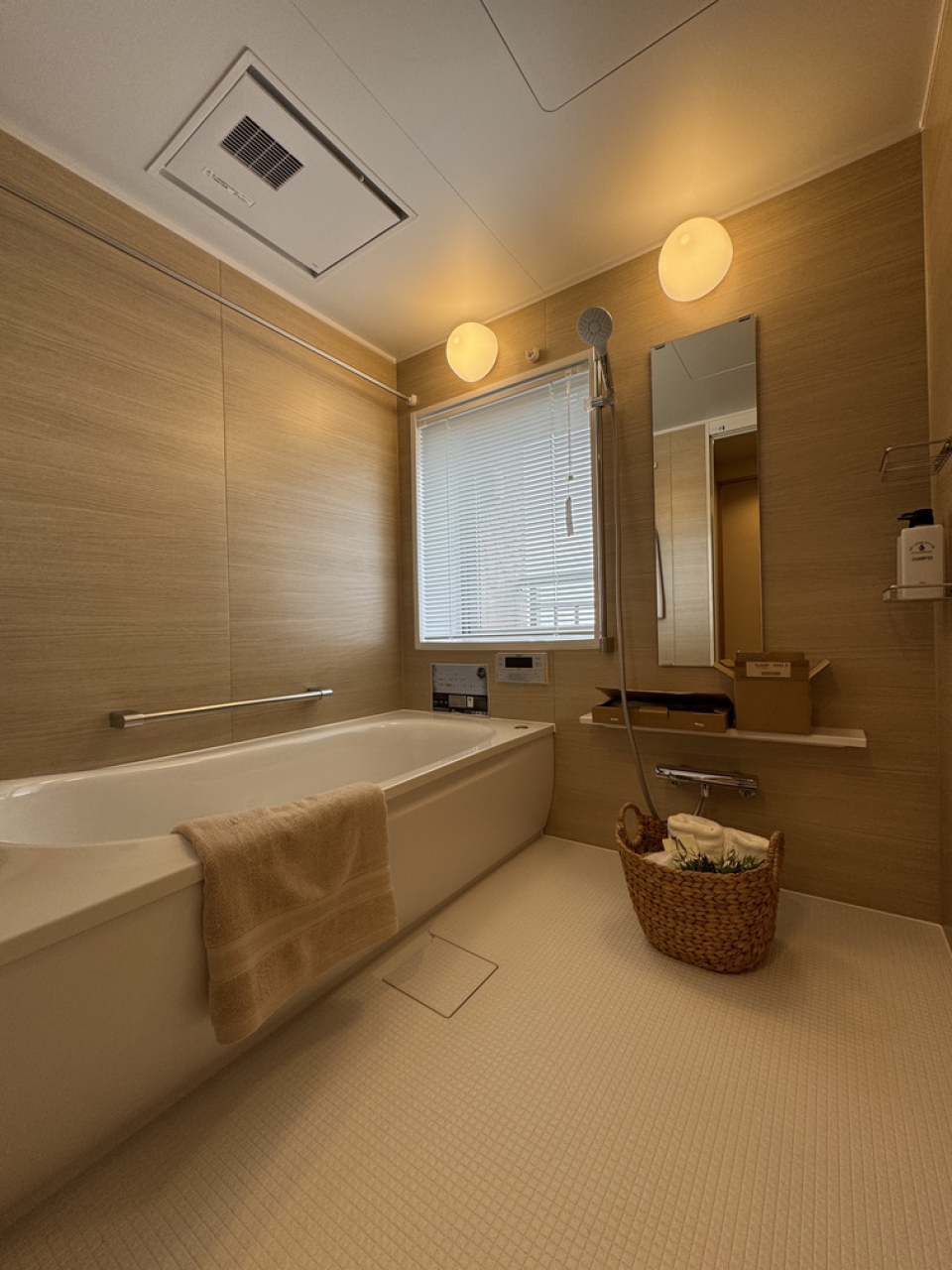 お風呂にも大き目の窓があり、換気ができる