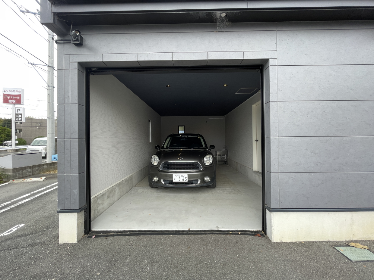 ミニクーパーを入れてもゆとりある広さ