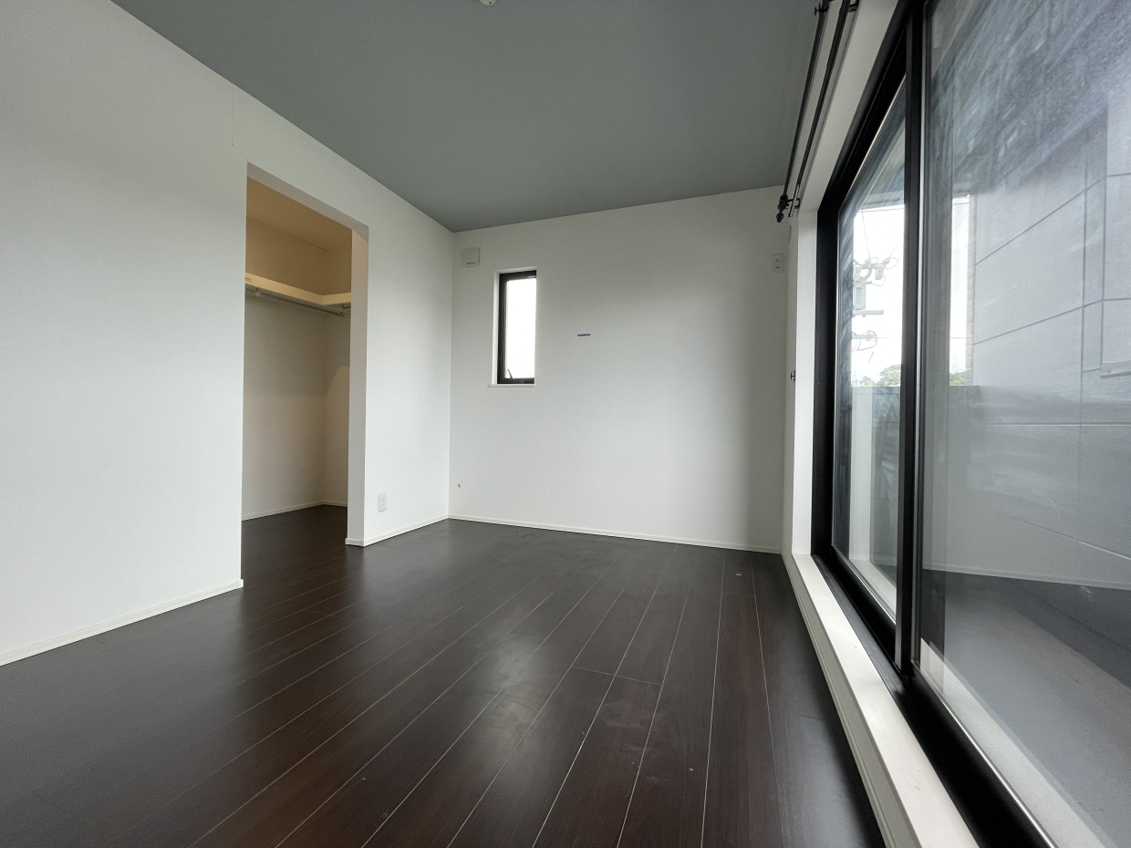 大きな窓に面していて開放感があります