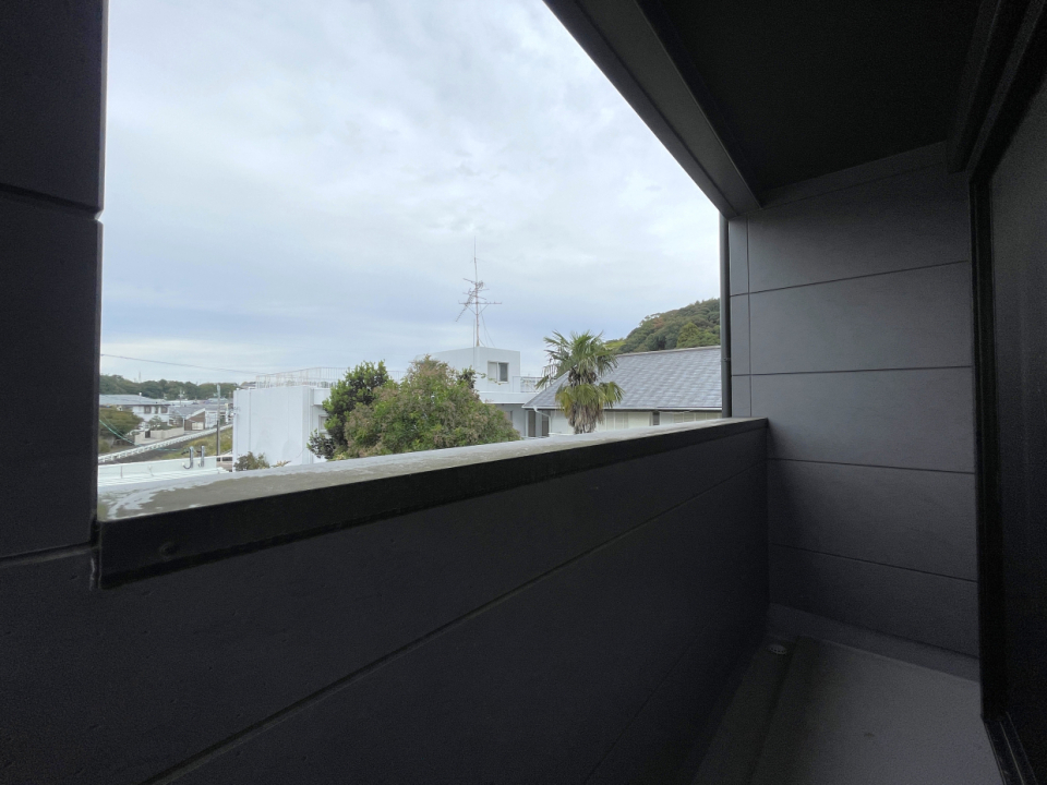 そしてこちらにもバルコニーがあります