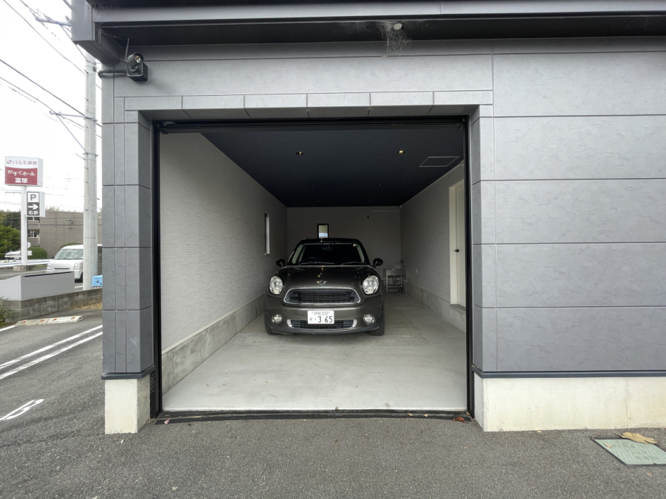 ミニクーパーを入れてもゆとりある広さ