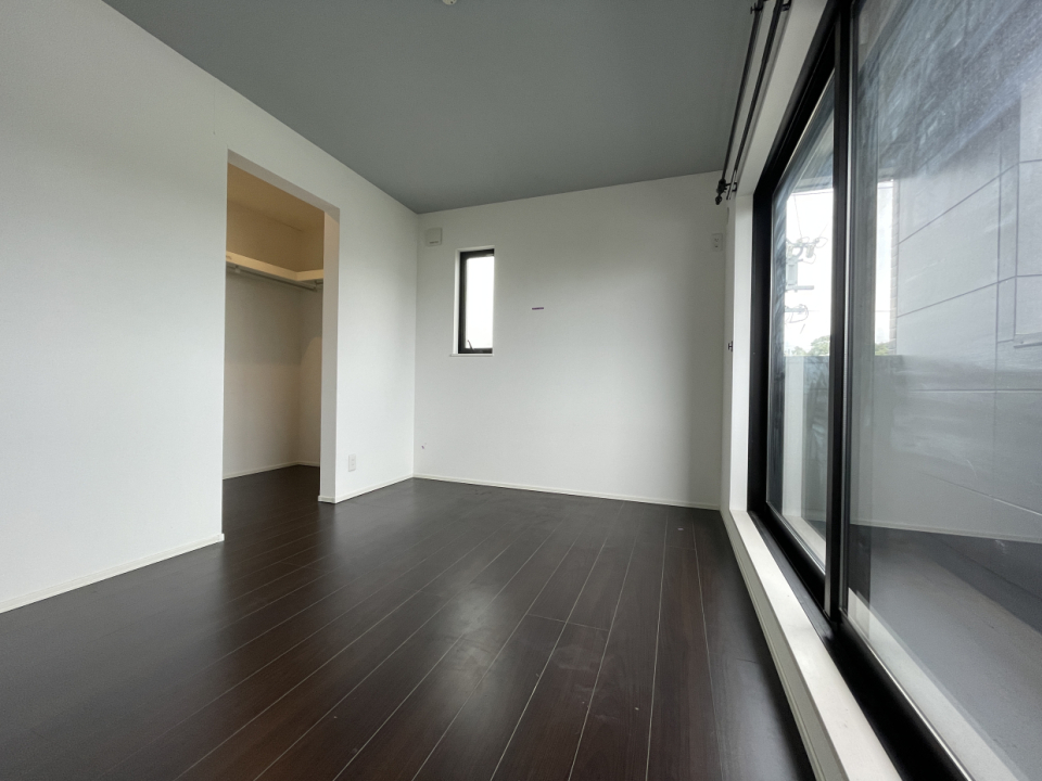 大きな窓に面していて開放感があります