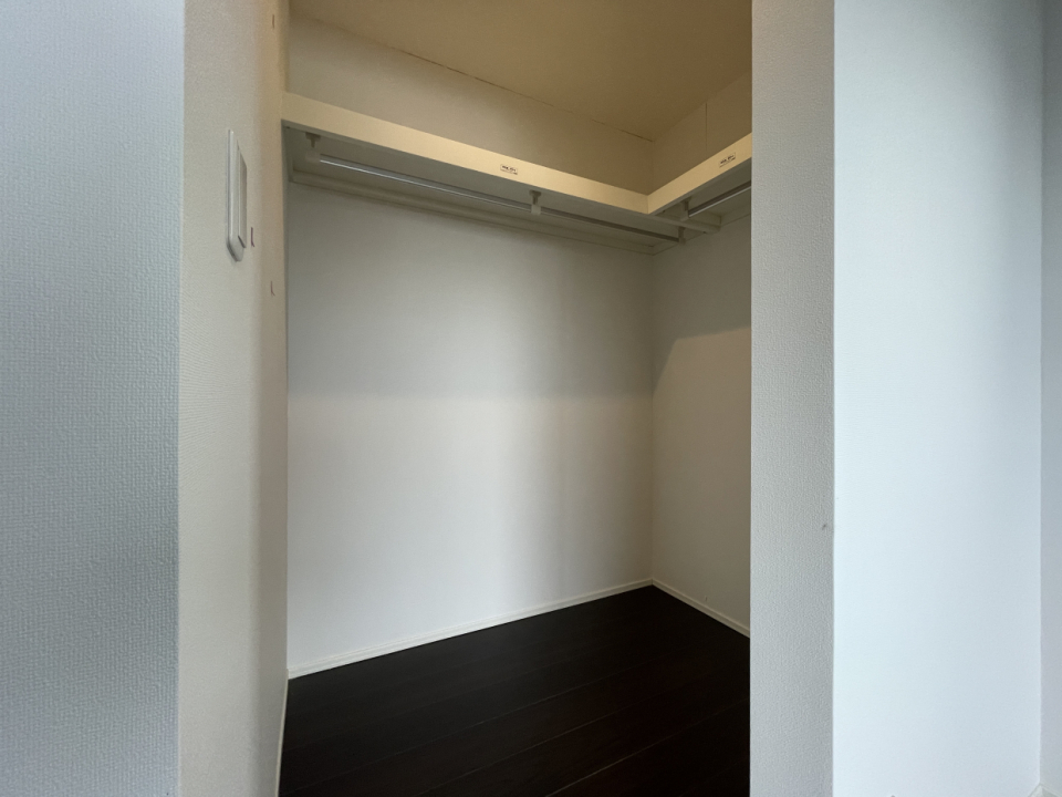 こちらにもオープンタイプのウォークインクローゼット付き