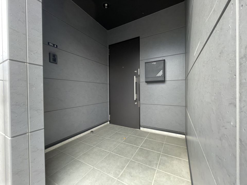 広めの玄関ポーチ。宅配ボックスも置けますね