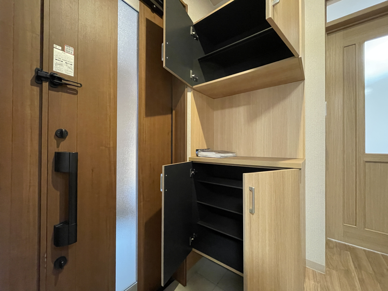 下駄箱は上下に分かれています