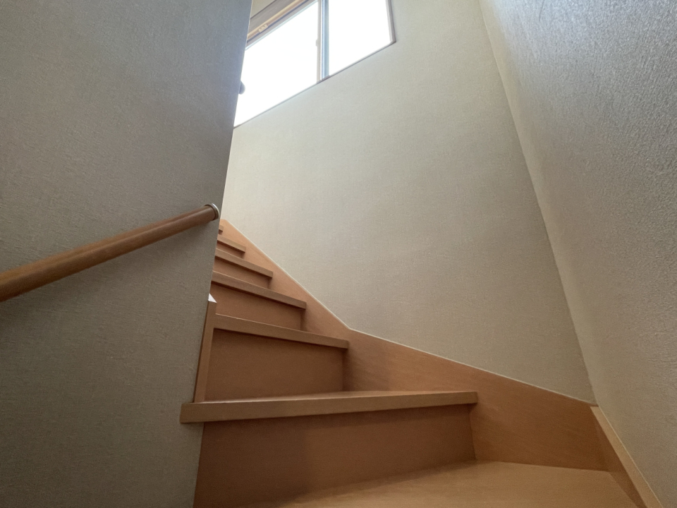 階段には手すり付き