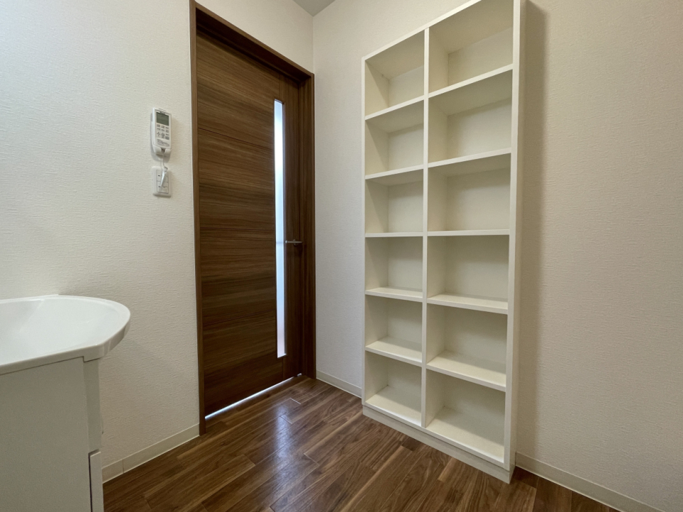 反対の壁にも備え付けの棚あり
