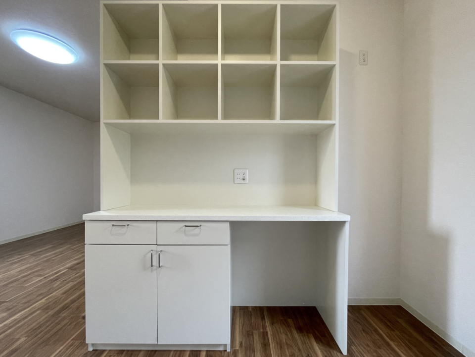 システムキッチン背面には備え付けのカップボード