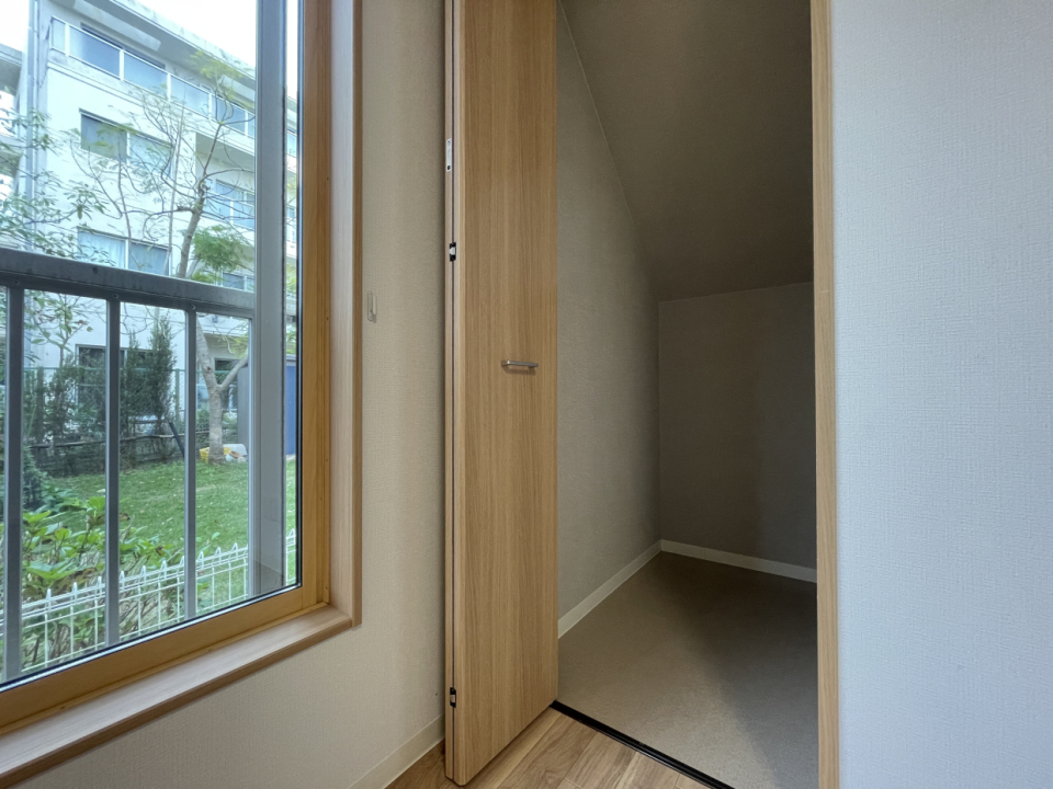 収納は2つ。窓側は勾配天井